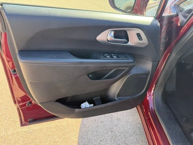 Used 2021 Chrysler Pacifica Limited w/ Uconnect Theater Family Group FWD image 7