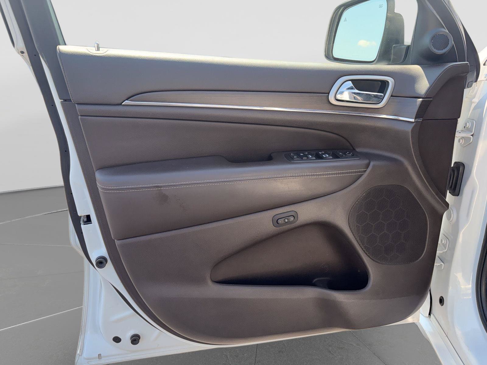 Used 2018 Jeep Grand Cherokee Overland w/ Trailer Tow Group IV RWD image 10