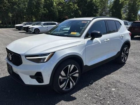Used 2024 Volvo XC40 B5 Plus w/ Protection Package Premier AWD/4WD image 2