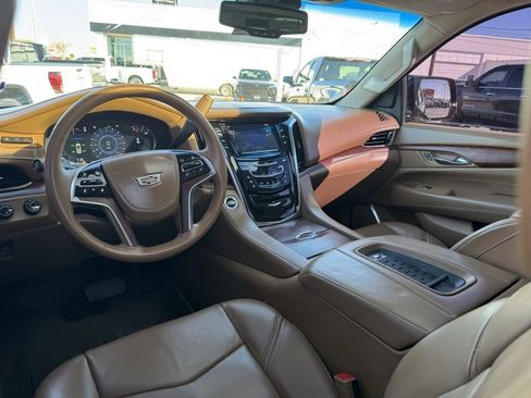 Used 2016 Cadillac Escalade Platinum image 3