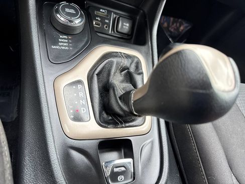 Used 2015 Jeep Cherokee Latitude w/ Cold Weather Group AWD/4WD image 28