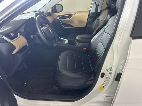Used 2022 Toyota RAV4 XLE w/ Convenience Package FWD image 3