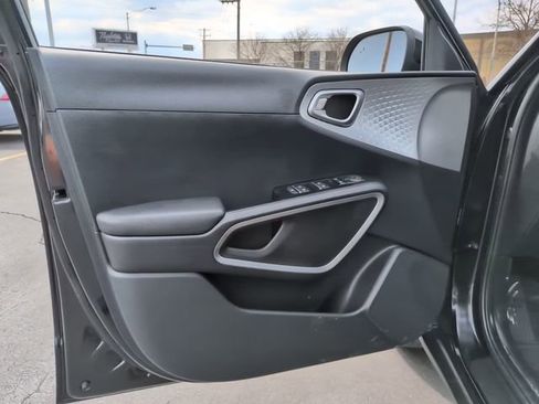 Used 2025 Kia Soul LX FWD image 17