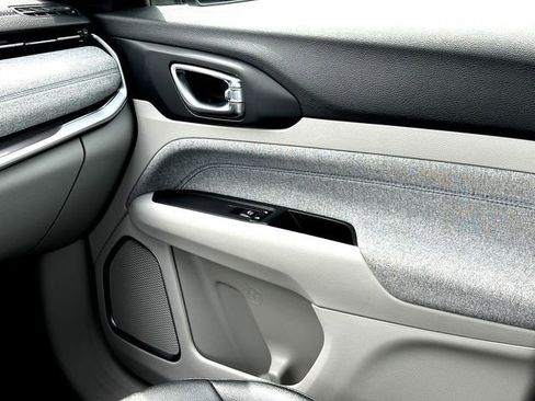 Used 2024 Jeep Compass Latitude AWD/4WD image 27