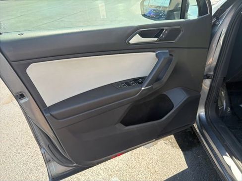 Used 2018 Volkswagen Tiguan SEL FWD image 40