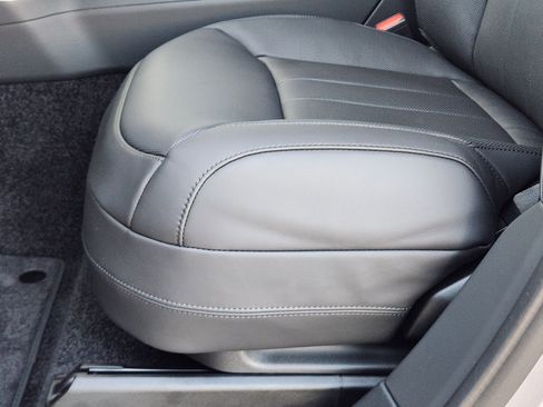 New 2025 Land Rover Range Rover Long Wheelbase SE image 24