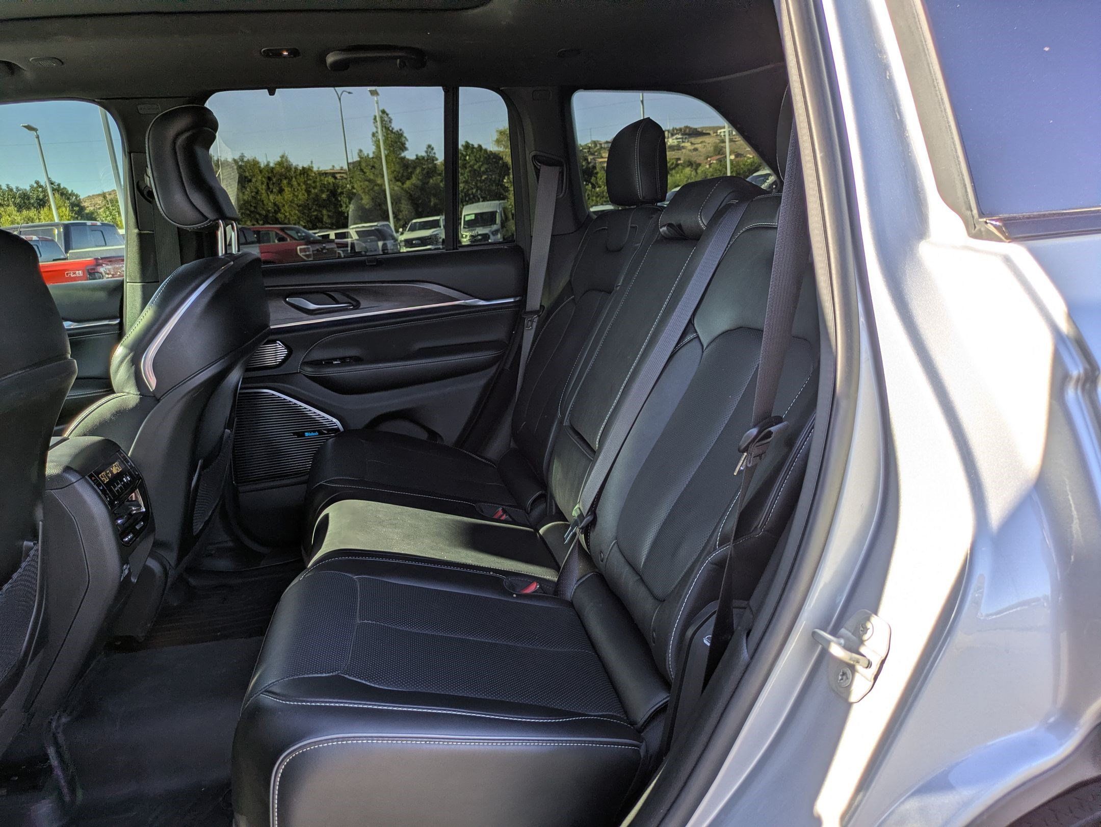 Used 2023 Jeep Grand Cherokee Overland w/ Luxury Tech Group IV AWD/4WD image 28