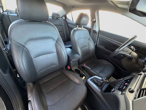 Used 2017 Hyundai Elantra Limited w/ Limited Tech Package 08 FWD image 21