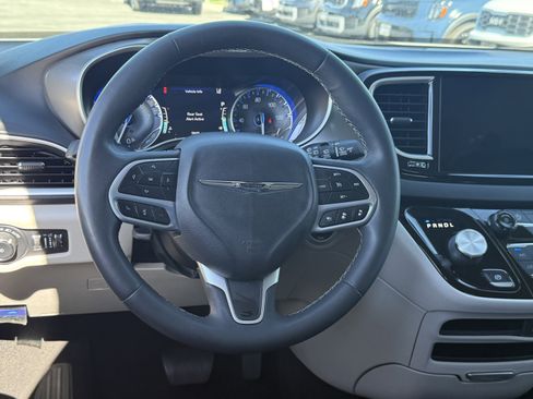 Used 2023 Chrysler Pacifica Touring-L image 25