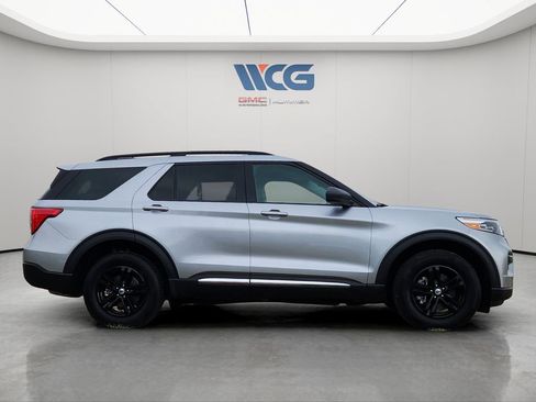 Used 2024 Ford Explorer XLT AWD/4WD image 3
