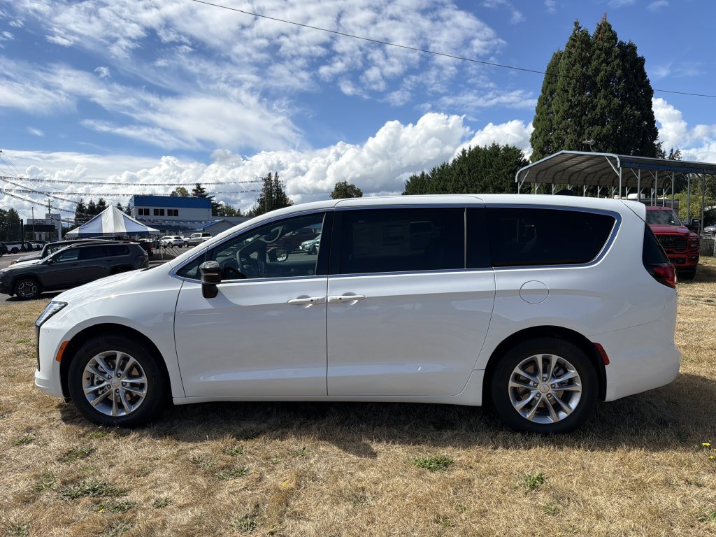 New 2027 Chrysler Pacifica Select FWD image 2