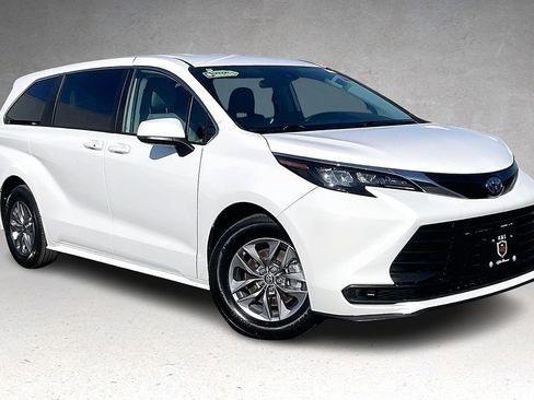 Used 2024 Toyota Sienna LE image 2