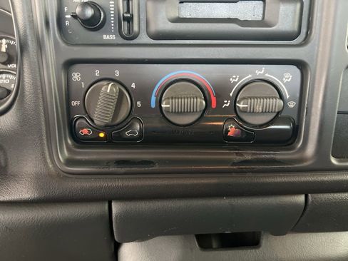 Used 2000 Chevrolet Silverado 2500 W/T w/ Firm Ride Suspension Pkg image 15