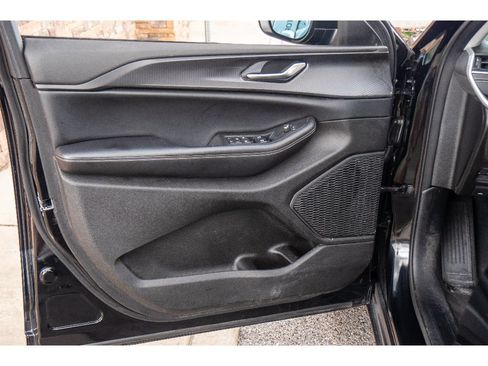 Used 2023 Jeep Grand Cherokee Laredo AWD/4WD image 9