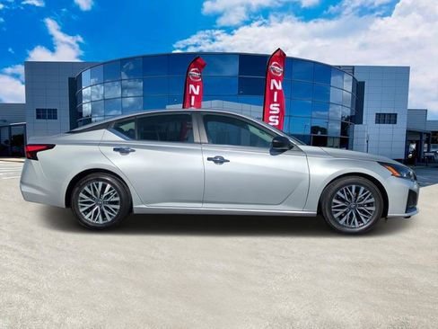 Used 2024 Nissan Altima 2.5 SV image 2