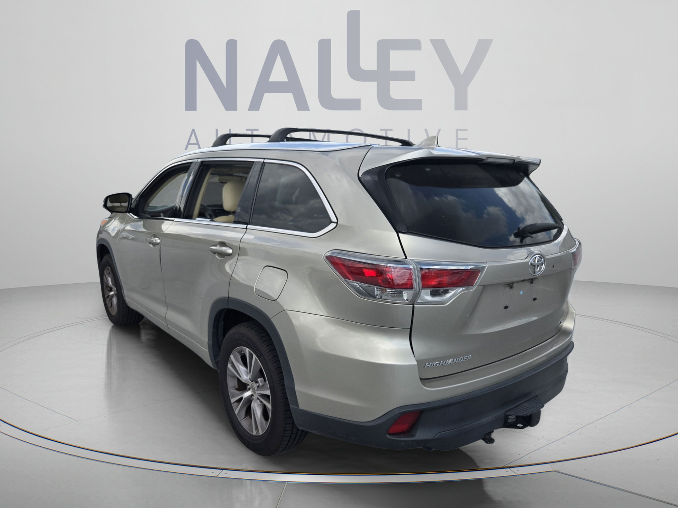 Used 2014 Toyota Highlander XLE FWD image 3
