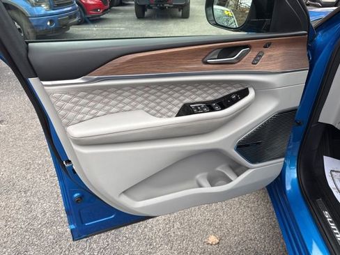 Used 2022 Jeep Grand Cherokee Summit w/ Advanced Protech Group IV image 18