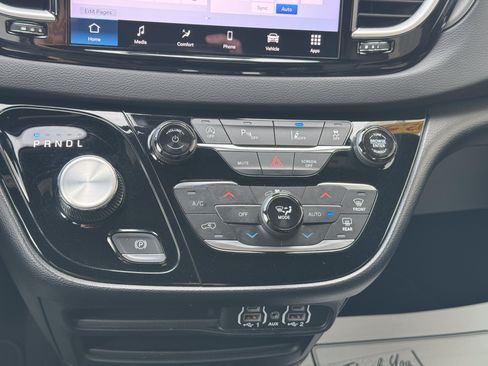 Used 2025 Chrysler Pacifica Select FWD image 17