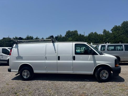 Used 2017 Chevrolet Express 2500 Extended RWD image 4