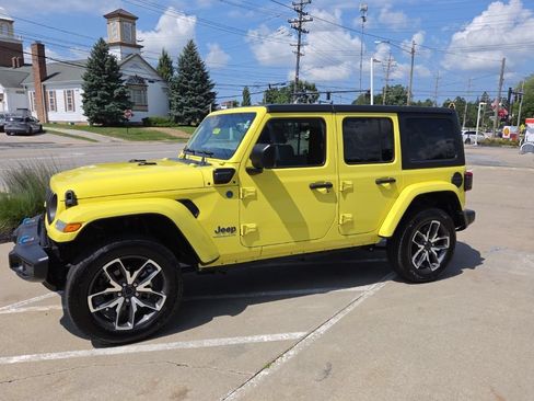 Used 2024 Jeep Wrangler Unlimited w/ Convenience Group AWD/4WD image 8