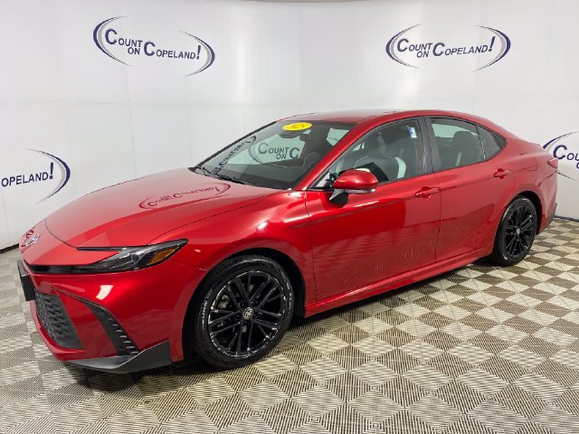 Used 2025 Toyota Camry SE FWD image 3