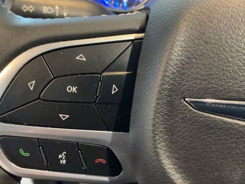 Used 2024 Chrysler Pacifica Touring-L FWD image 17