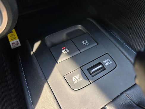 Used 2021 Toyota Venza Limited image 33