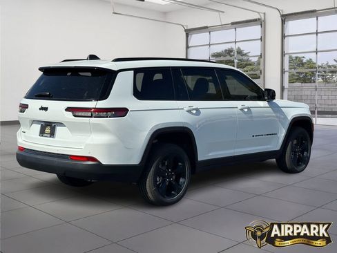 New 2025 Jeep Grand Cherokee L Laredo image 4