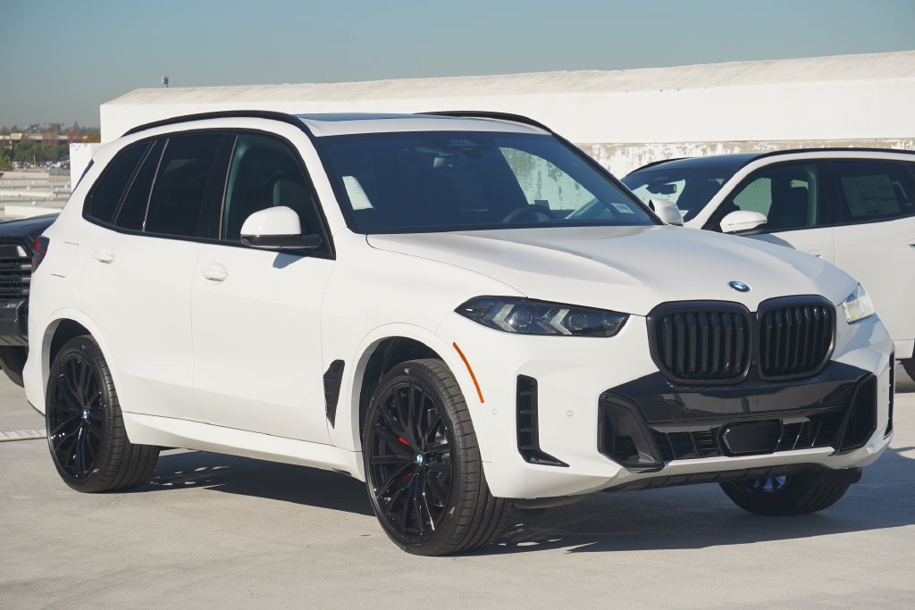 Used 2026 BMW X5 sDrive40i w/ M Sport Package RWD image 3