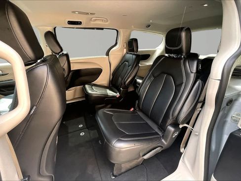 Used 2024 Chrysler Pacifica Touring-L FWD image 21
