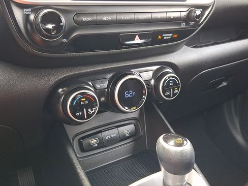 Used 2023 Hyundai Venue SEL FWD image 15