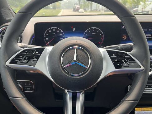 Used 2026 Mercedes-Benz GLB 250 4MATIC image 36