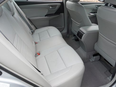 Used 2015 Toyota Camry XLE w/ Moonroof Package FWD image 32