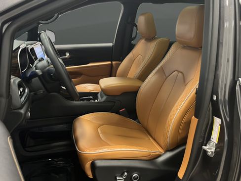 Used 2023 Chrysler Pacifica Pinnacle FWD image 10