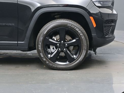 Used 2024 Jeep Grand Cherokee Altitude image 9