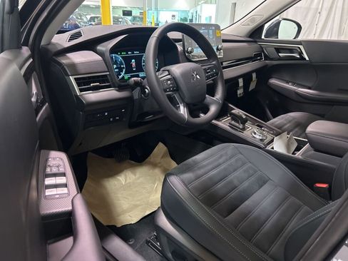 New 2025 Mitsubishi Outlander SE image 19