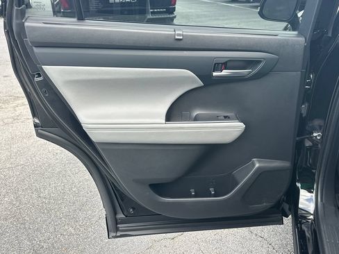 Used 2023 Toyota Highlander XLE FWD image 22