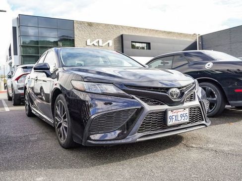 Used 2023 Toyota Camry SE image 2