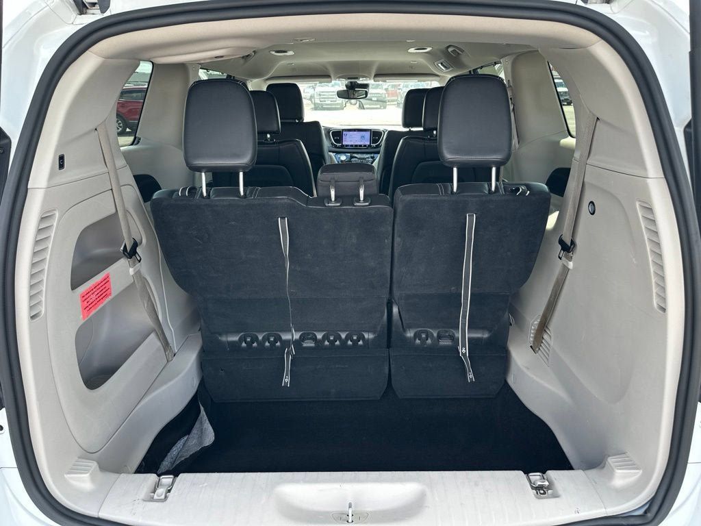 Used 2023 Chrysler Pacifica Touring-L FWD image 9