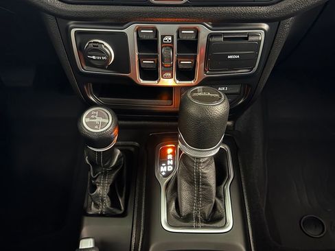 Certified 2024 Jeep Gladiator Sport AWD/4WD image 18
