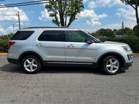 Used 2016 Ford Explorer XLT w/ Equipment Group 202A FWD image 3