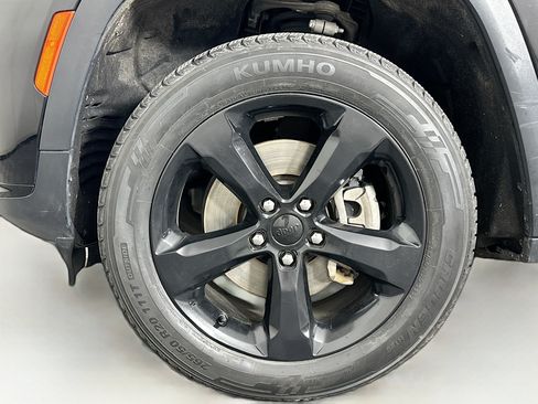 Used 2023 Jeep Grand Cherokee L Laredo AWD/4WD image 11