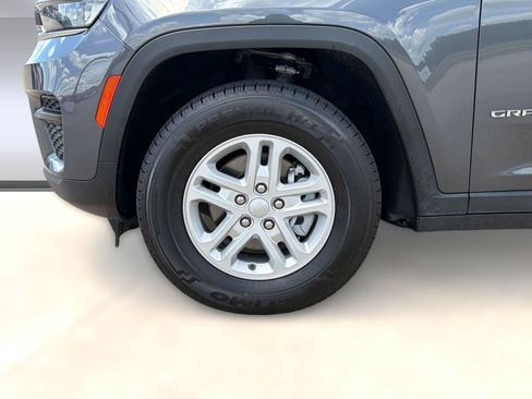 Used 2024 Jeep Grand Cherokee Laredo RWD image 11