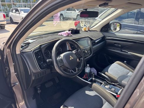 Used 2017 Mitsubishi Outlander SE image 4