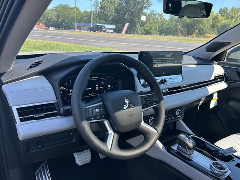 New 2025 Mitsubishi Outlander AWD image 10