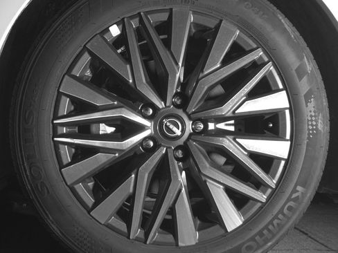 Used 2025 Nissan Altima 2.5 SV FWD image 12