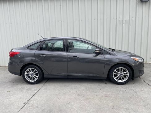 Used 2017 Ford Focus SE image 2