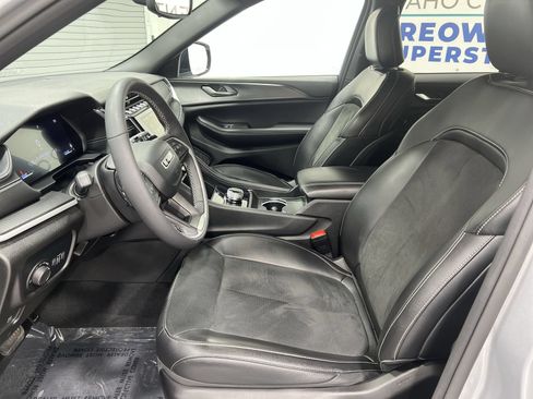 Used 2024 Jeep Grand Cherokee Altitude AWD/4WD image 17