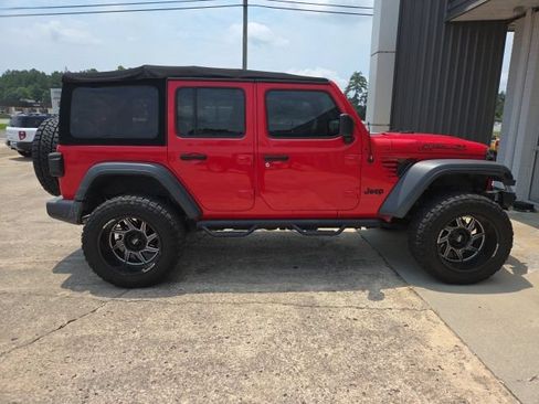 Used 2018 Jeep Wrangler Unlimited Sport AWD/4WD image 2