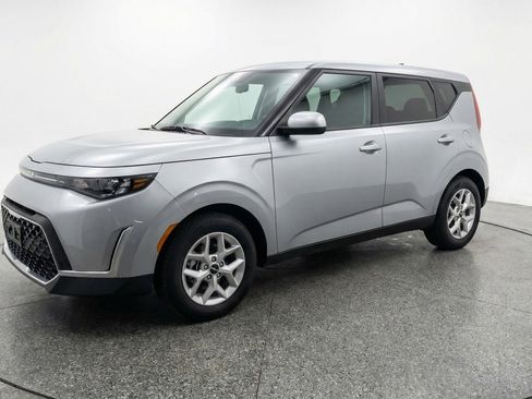 Used 2025 Kia Soul LX w/ LX Technology Package FWD image 3